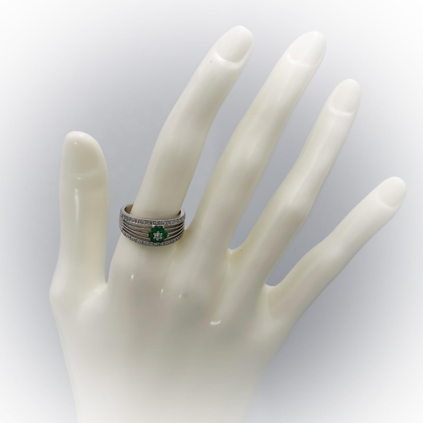 14k White Gold Round VS Diamond and Emerald Flower Band Ring 0.37CT Size 7.5