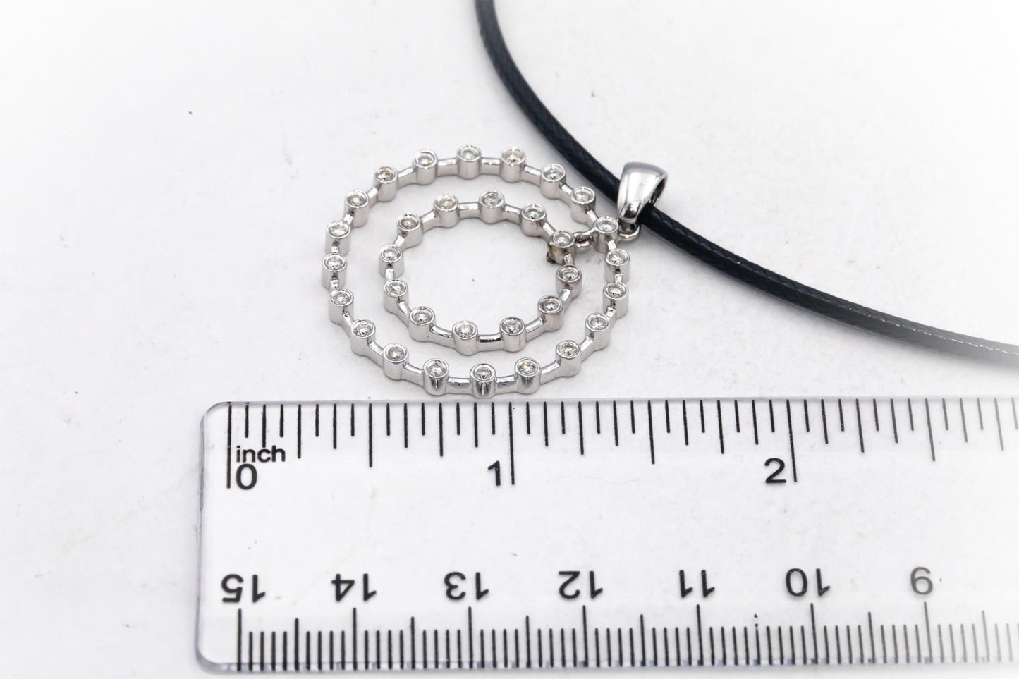 18k White Gold Round Cut Diamond Double Circle Pendant Necklace 0.65CT