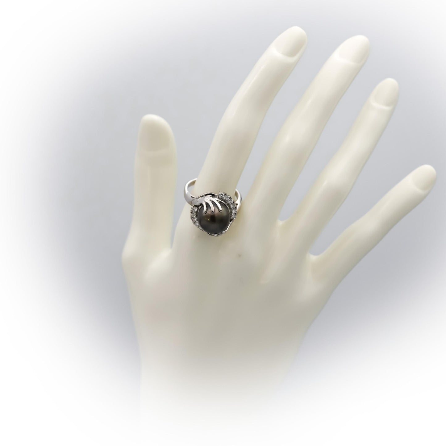 14k White Gold Round Diamond and Black Pearl Cocktail Ring 0.25CT