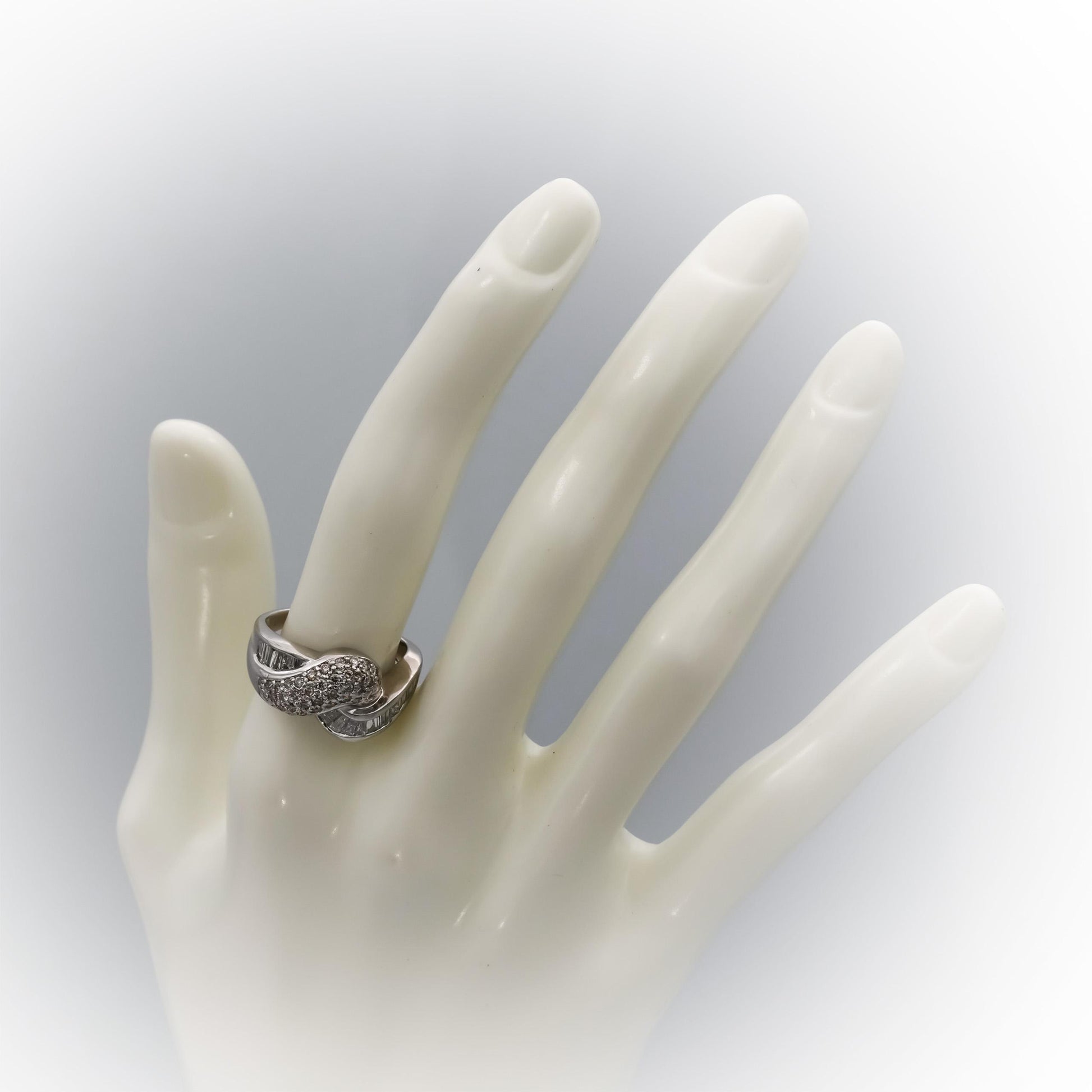 18k White Gold VS Round & Baguette Diamond Crossover Ring 1.0CT Size 6.5
