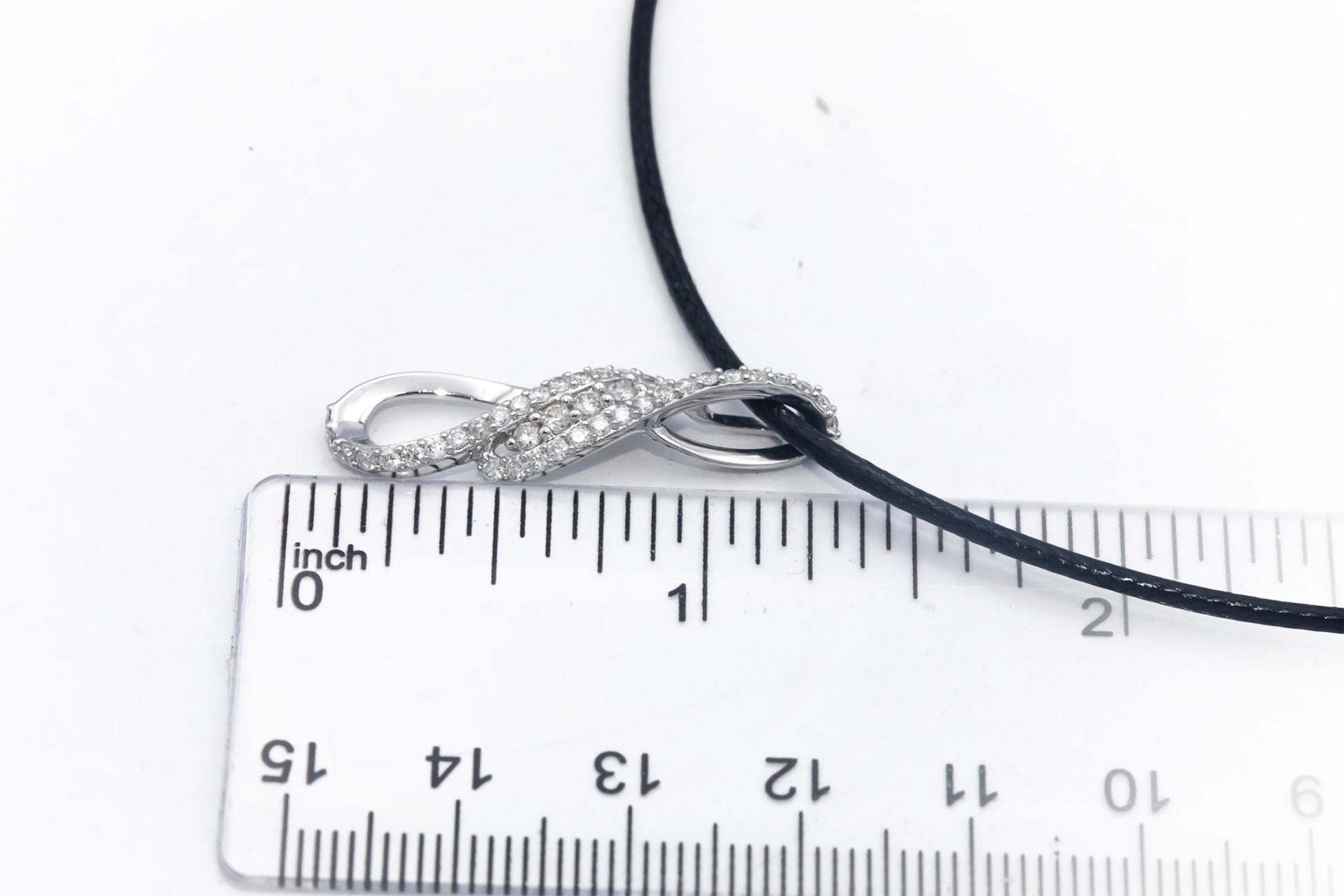 14k White Gold 0.50CT Round Cut Diamond Cluster Ribbon Pendant Necklace