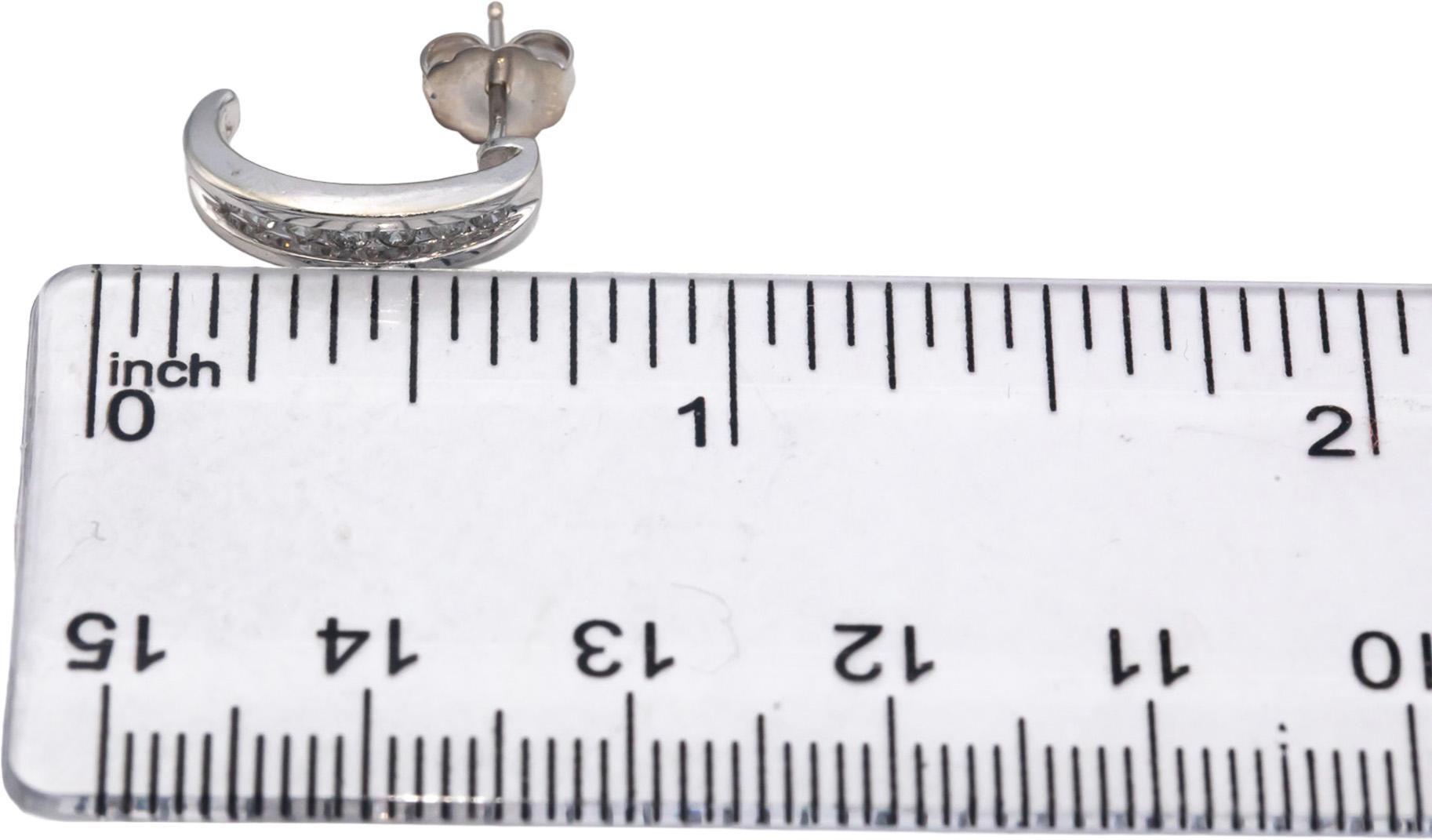 14k White Gold Round Diamond Curved Stud Earrings 0.24CT