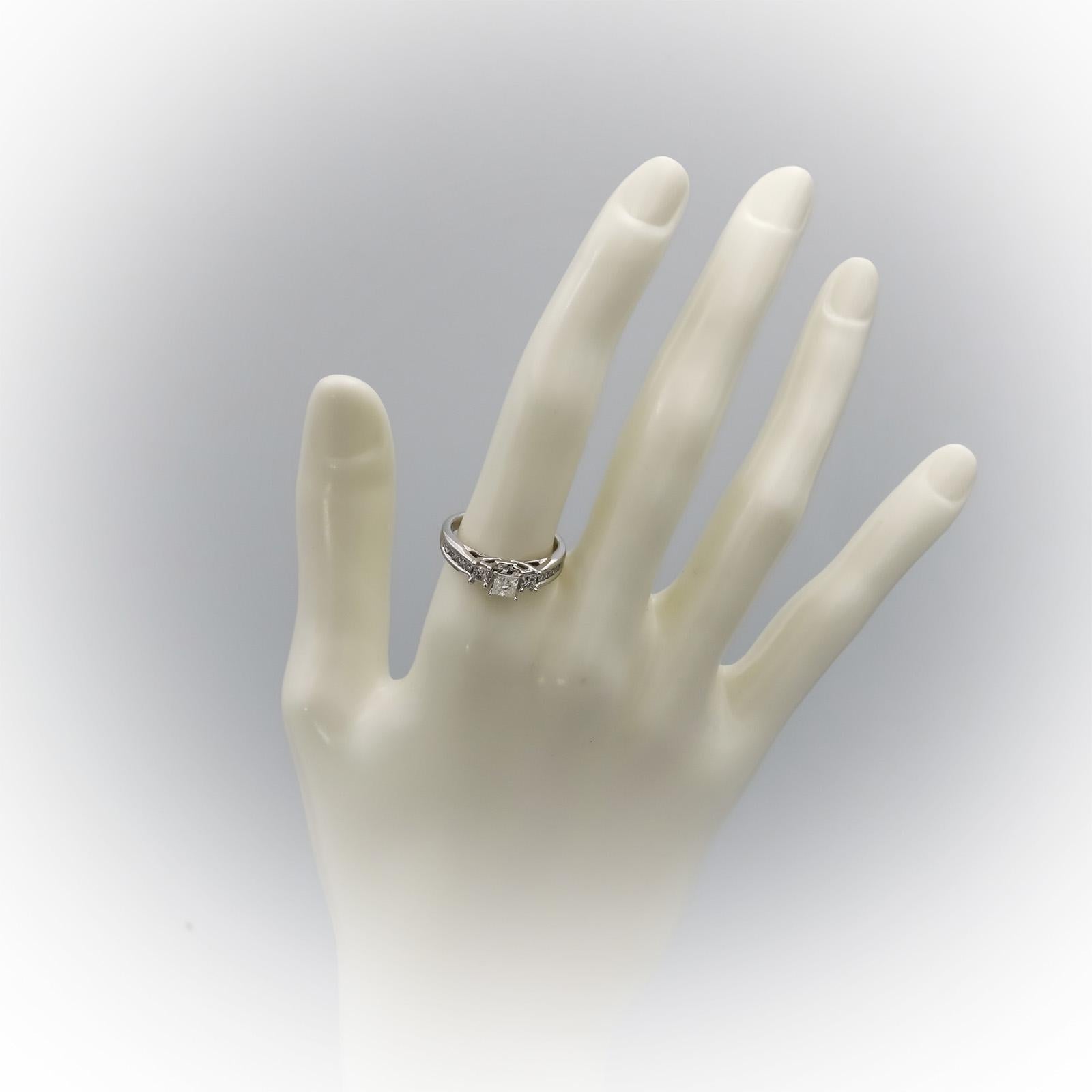 14k White Gold Round and Princess Cut Diamond Engagement Ring 0.75CT Size 7.25