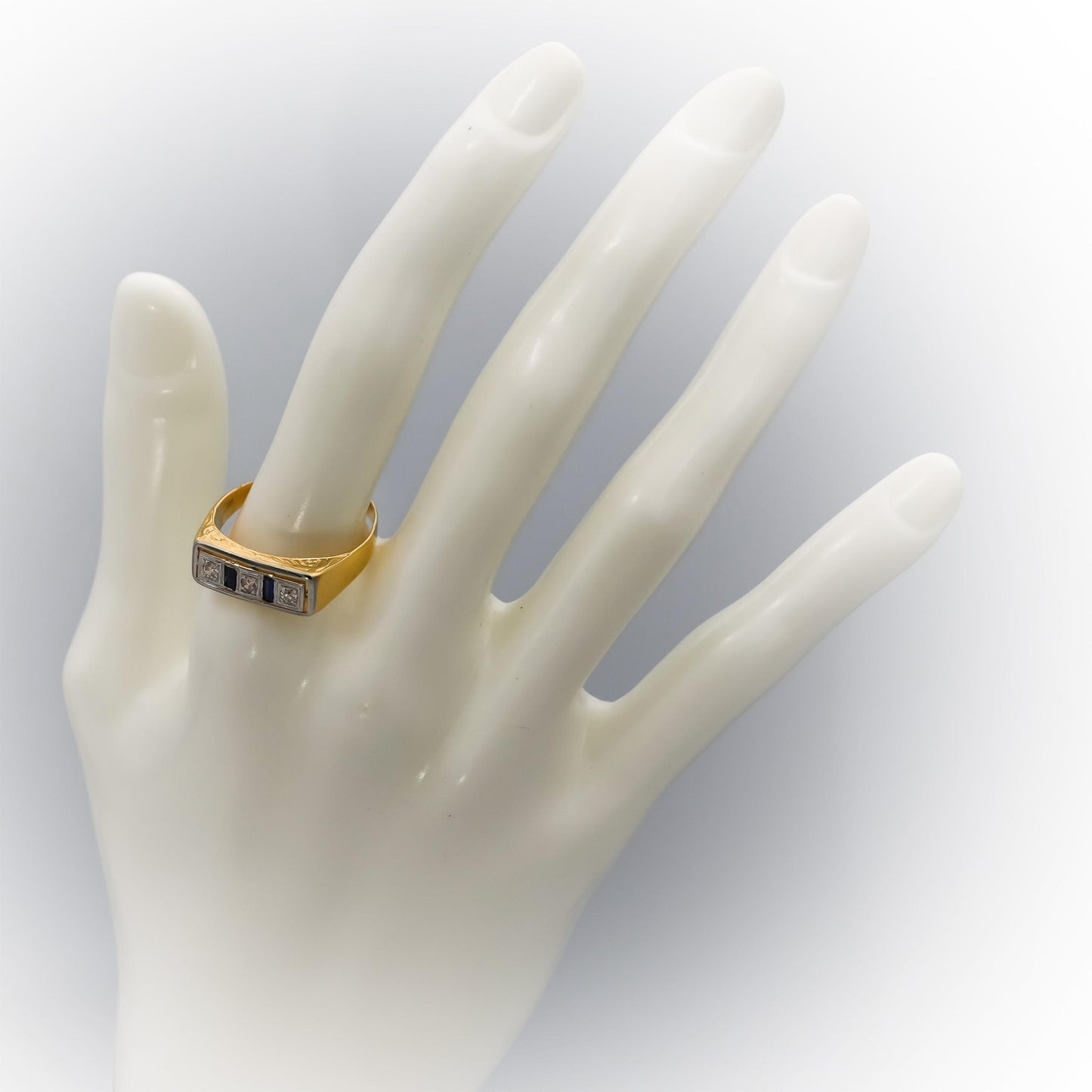 Vintage Antique Deco 18k Gold Diamond and Sapphire Ring 0.25CT Size 10