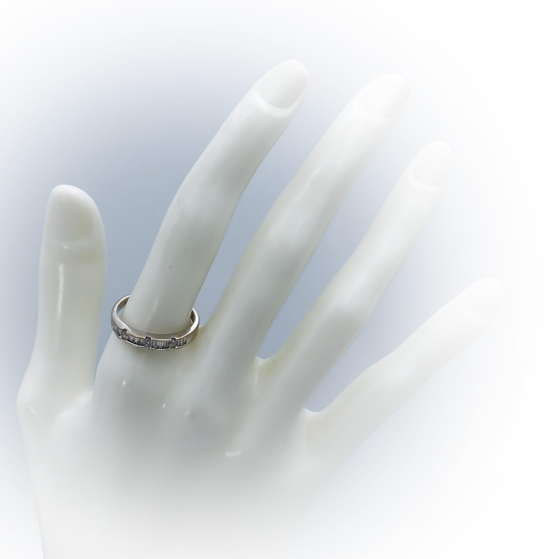 14k White Gold Baguette and Round Diamond Band Ring 0.25CT Size 8.25