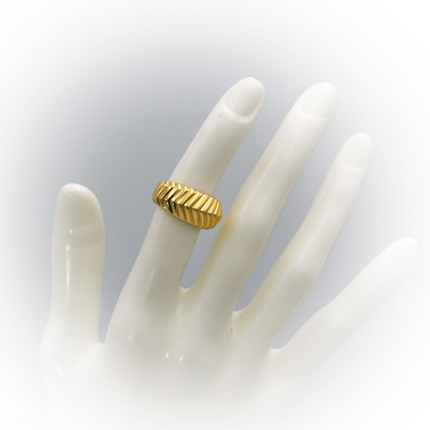 1998 TIFFANY & CO. 18k Yellow Gold Textured Fluted Dome Band Ring Size 5