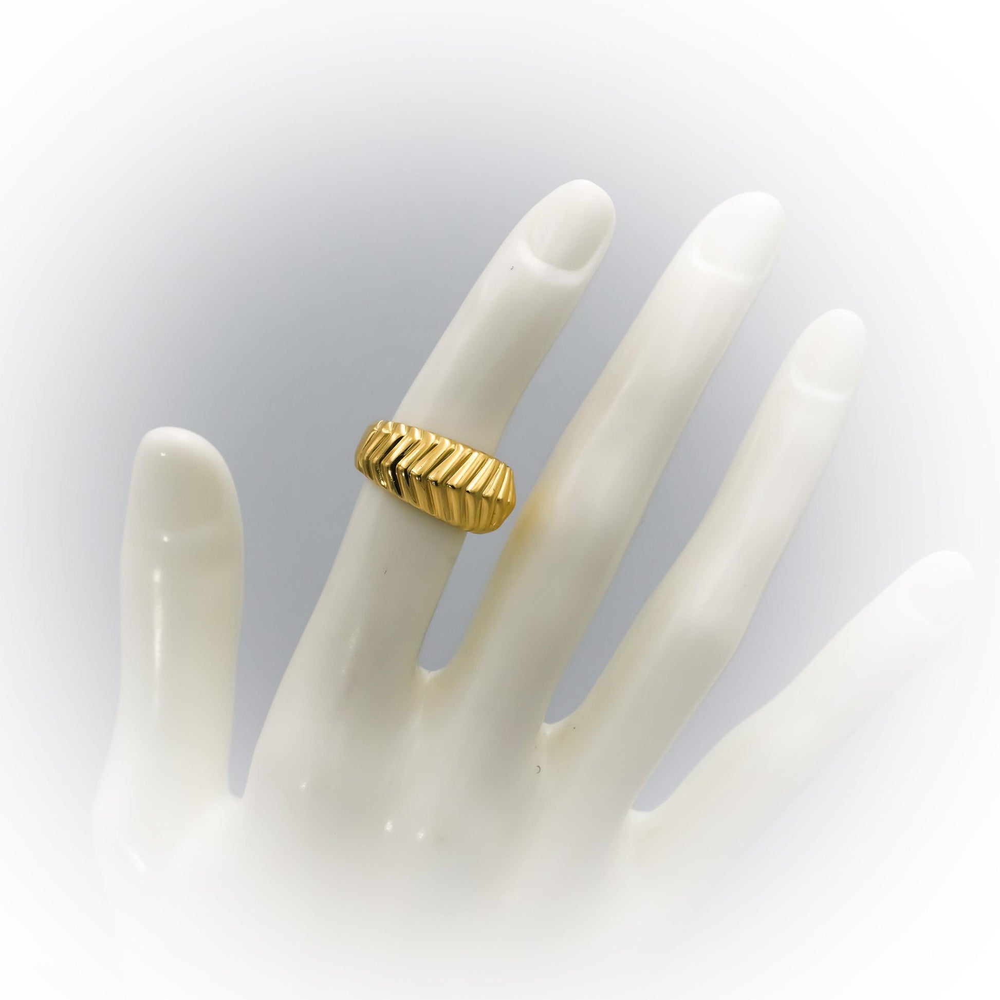 1998 TIFFANY & CO. 18k Yellow Gold Textured Fluted Dome Band Ring Size 5