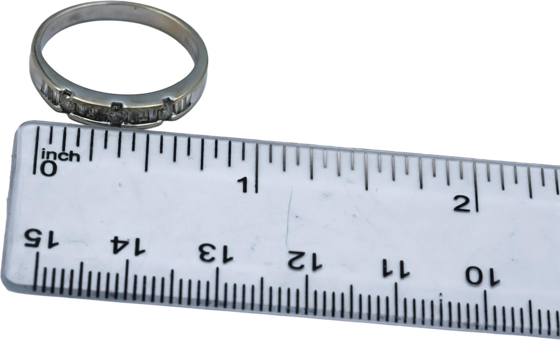 14k White Gold Baguette and Round Diamond Band Ring 0.25CT Size 8.25