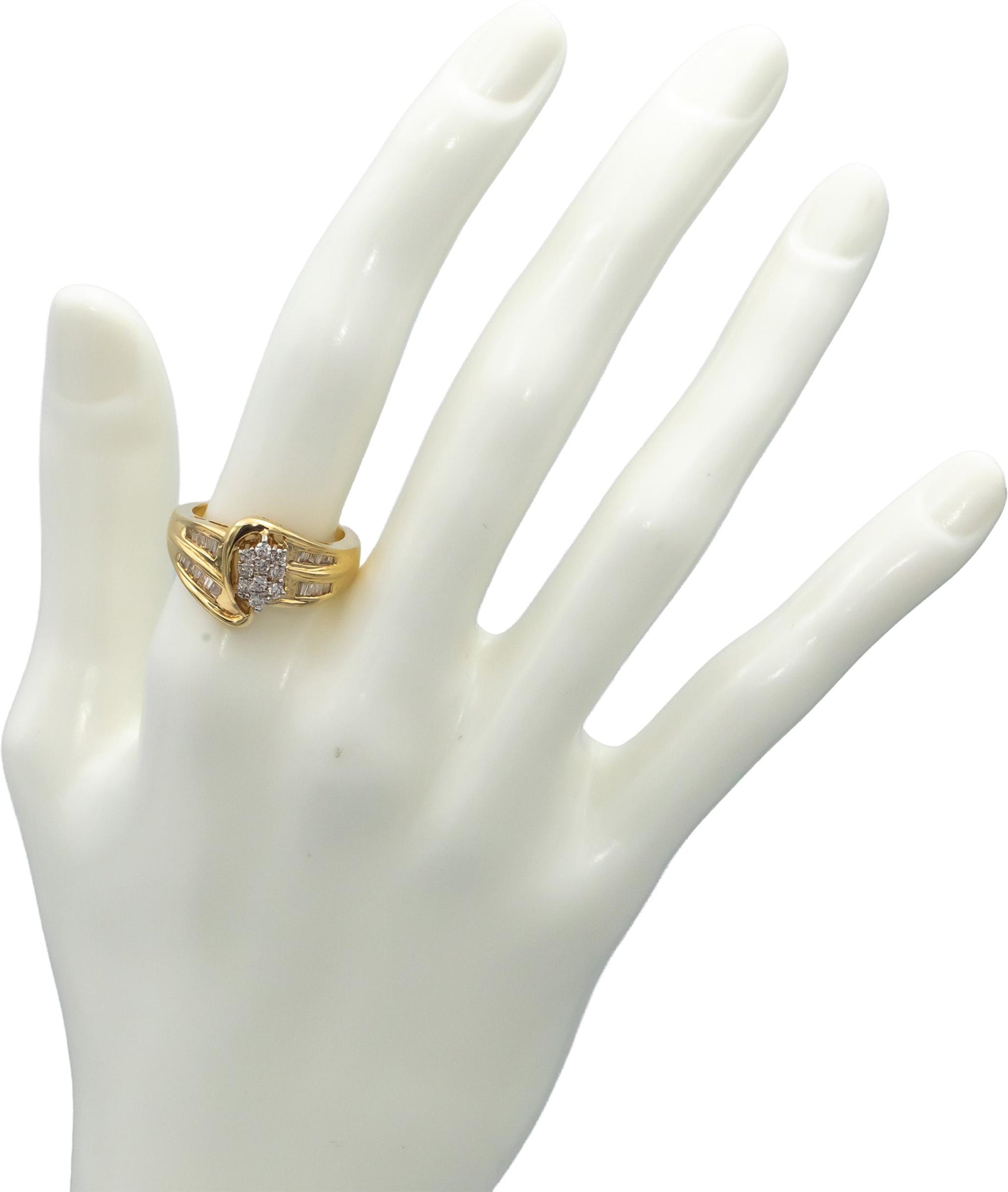 14k Yellow Gold Round and Baguette Cut Diamond Cocktail Ring 0.25CT Size 7.25