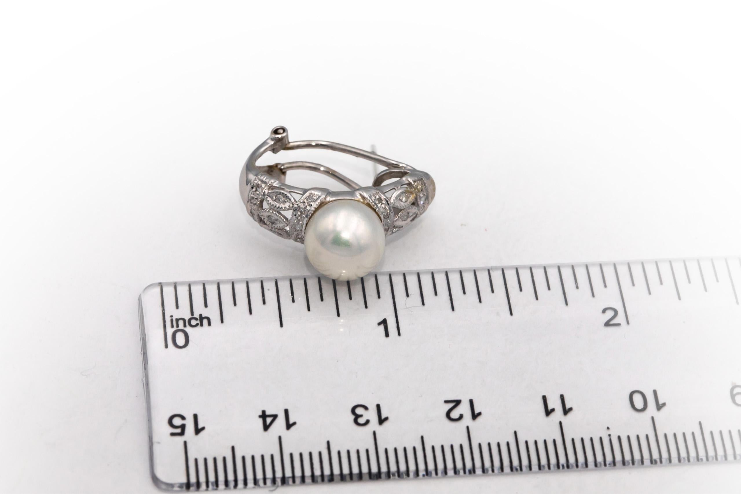 18k White Gold Round Diamond and Pearl Curved Earrings 0.21CT