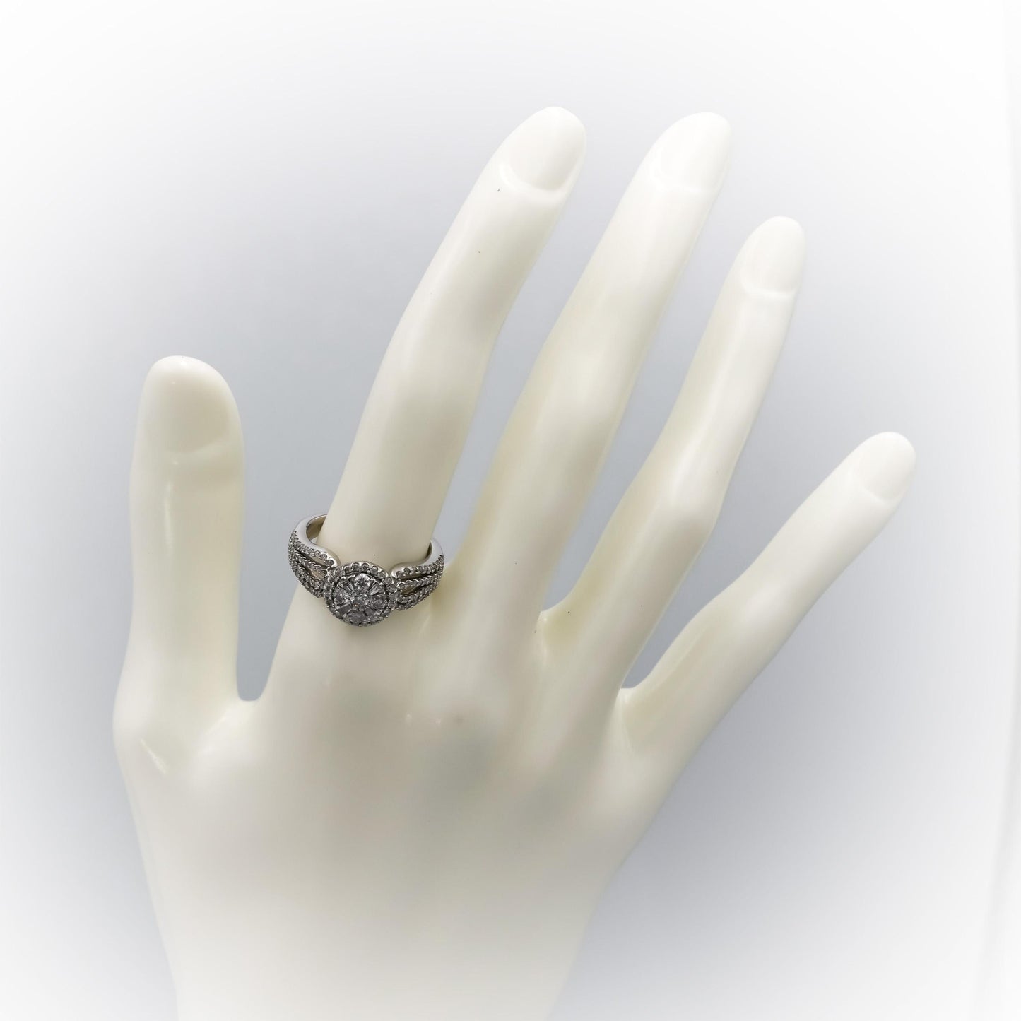 10k White Gold Round Diamond Cluster Cocktail Ring 1.0CT Size 7