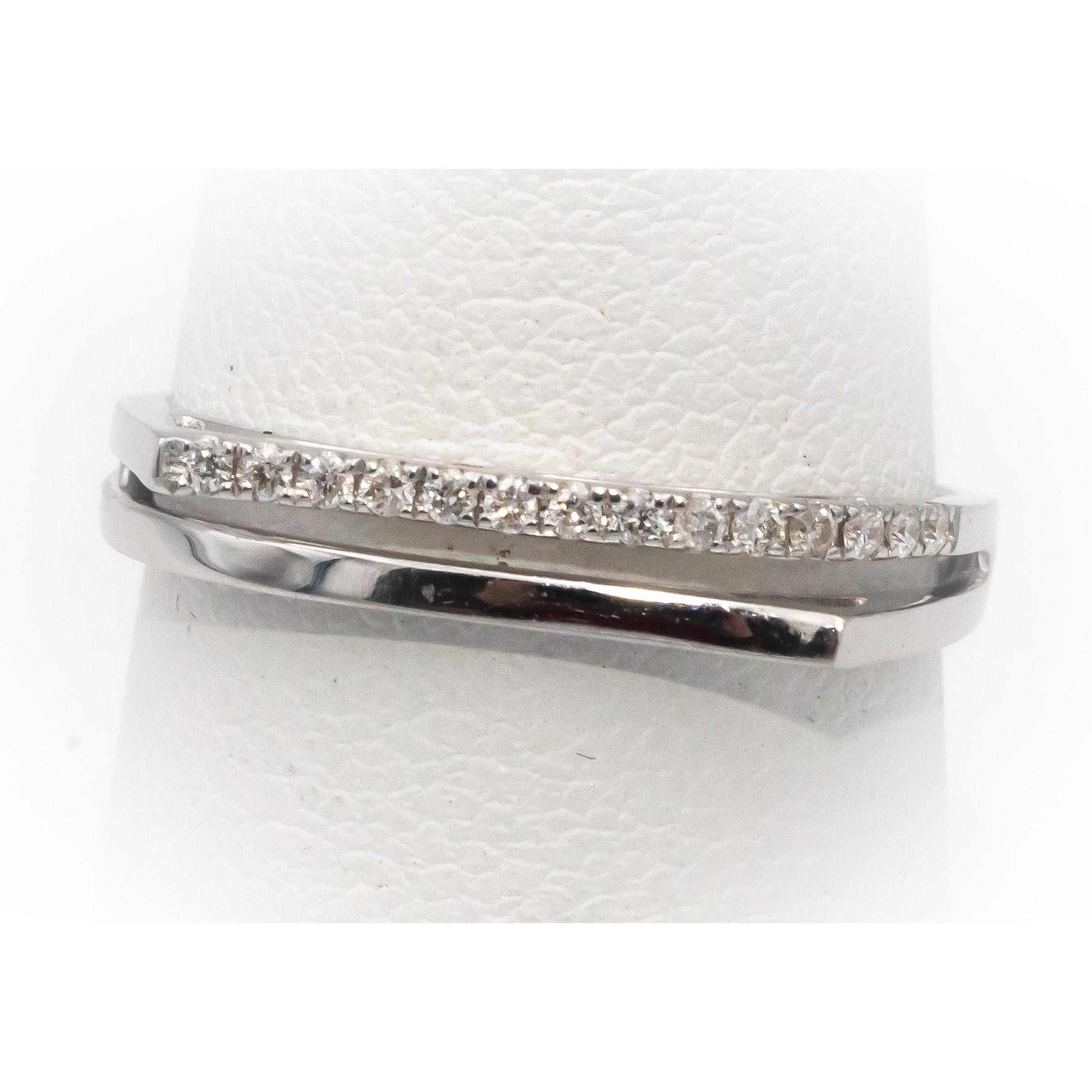18k White Gold VS Round Diamond Band Ring 0.10CT Size 7