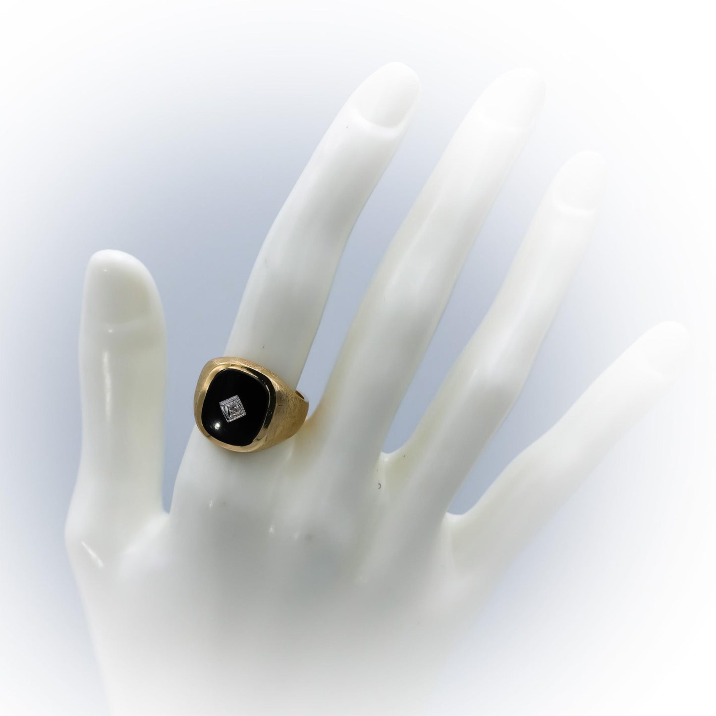 14k Yellow Gold Black Onyx and Diamond Ring 0.02CT Size 7