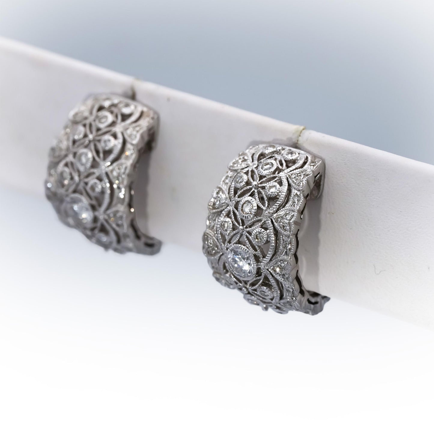 18k White Gold VS Round Diamond Floral Curved Earrings 1.14CT