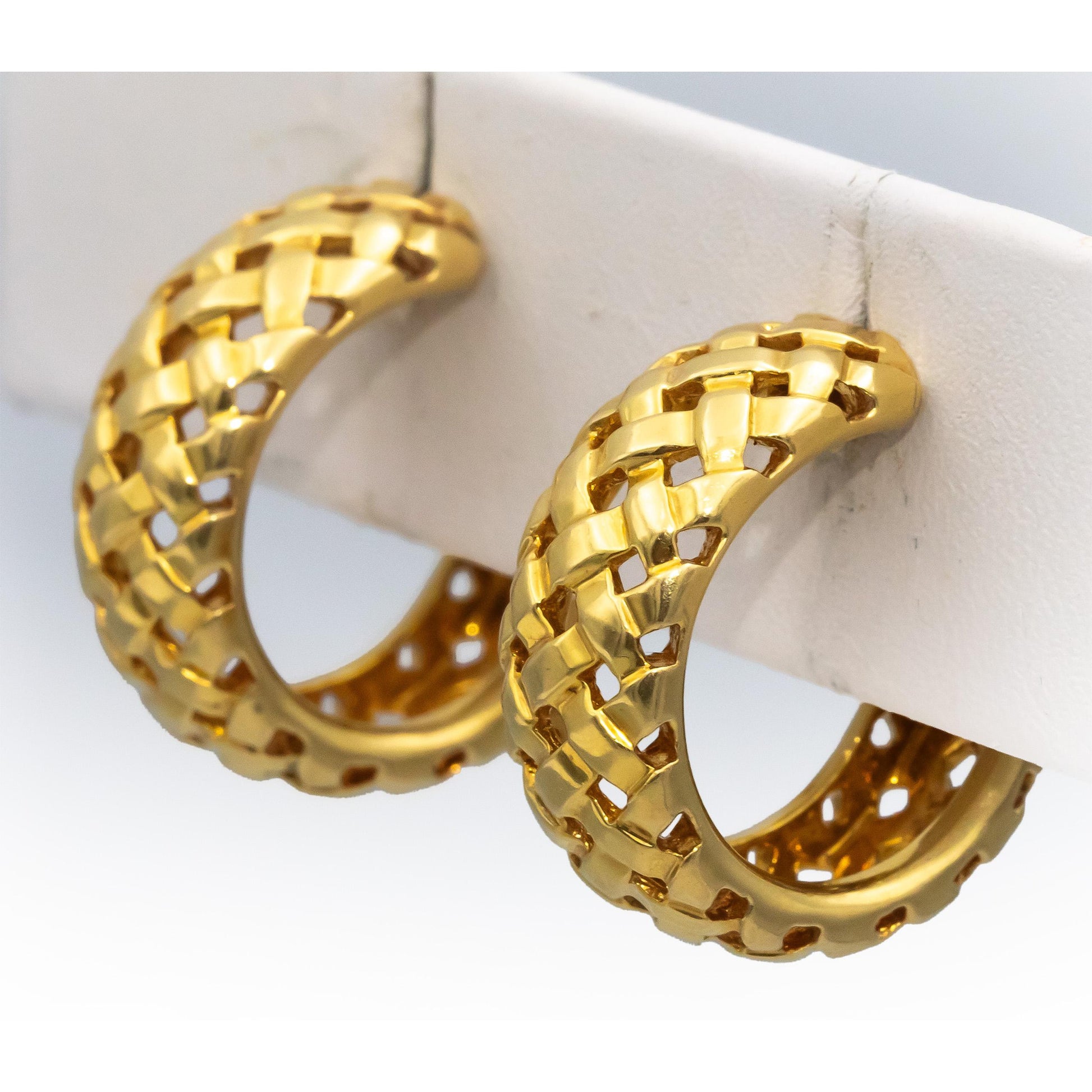TIFFANY & CO. Vintage 18k Yellow Gold Vannerie Basket Weave Hoop Earrings w/ Box