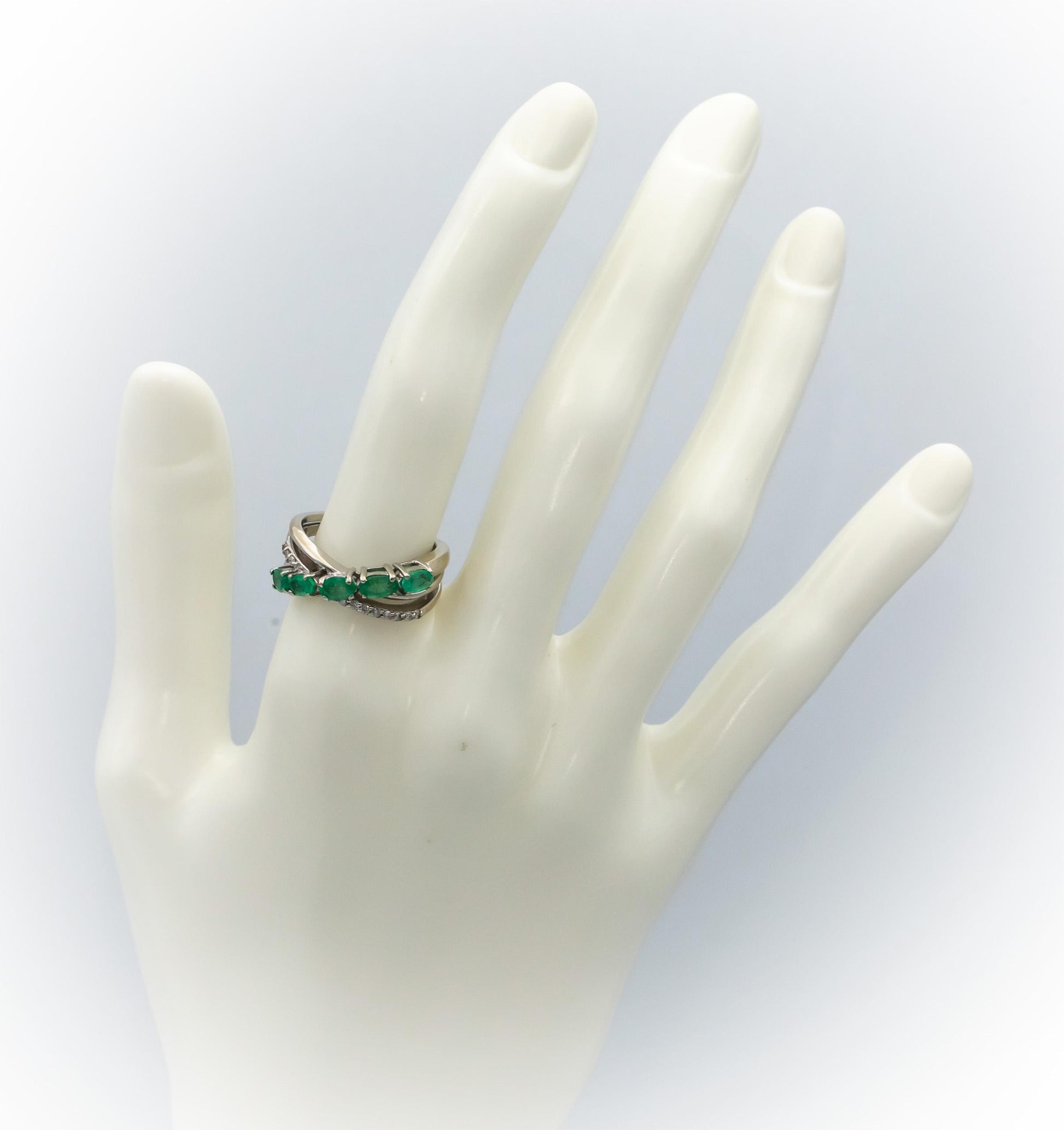 14k White Gold Emerald and Diamond Crossover Band Ring 0.85CTW Size 6.5