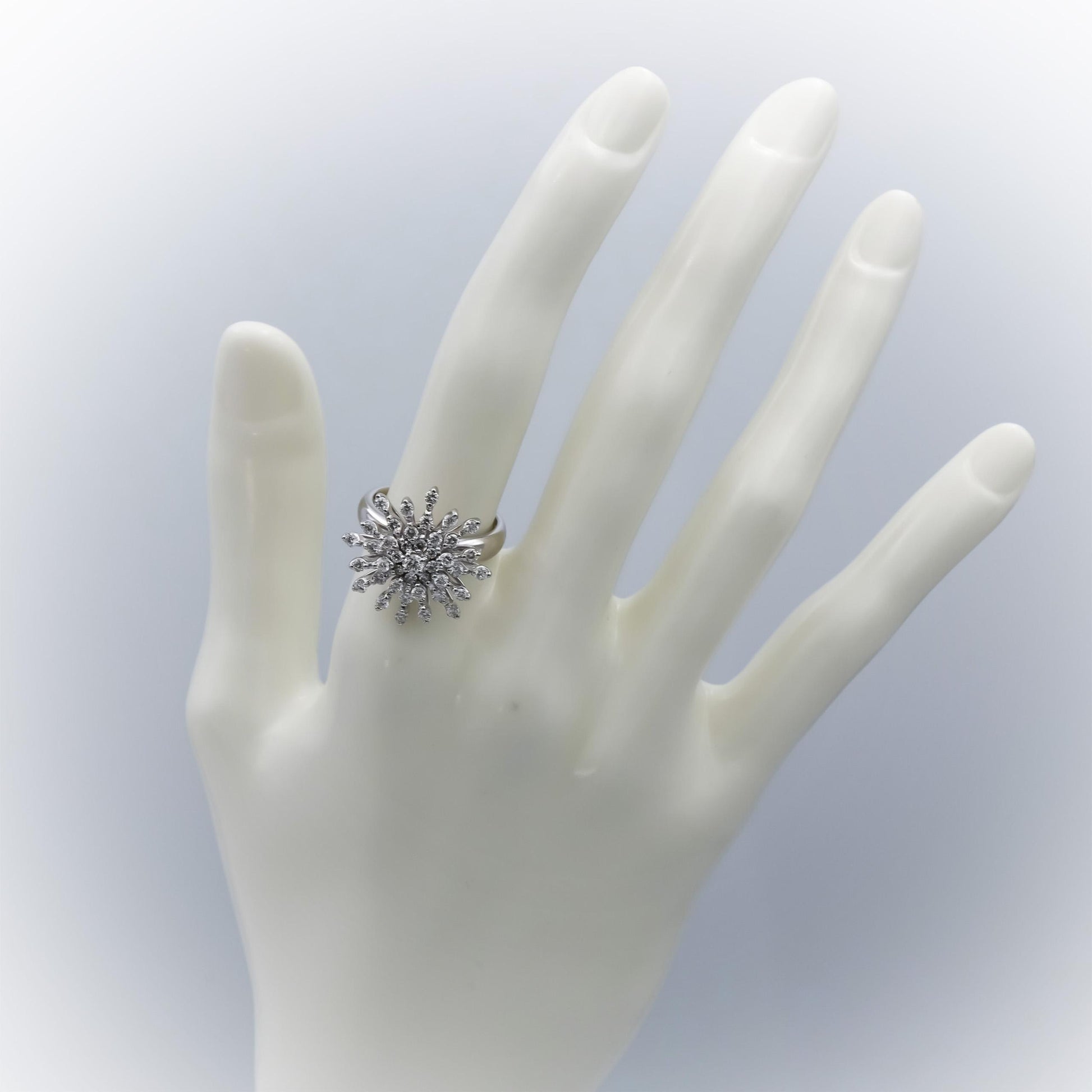 18k White Gold Round Diamond Cluster Snowflake Ring 1.04CT Size 6.5
