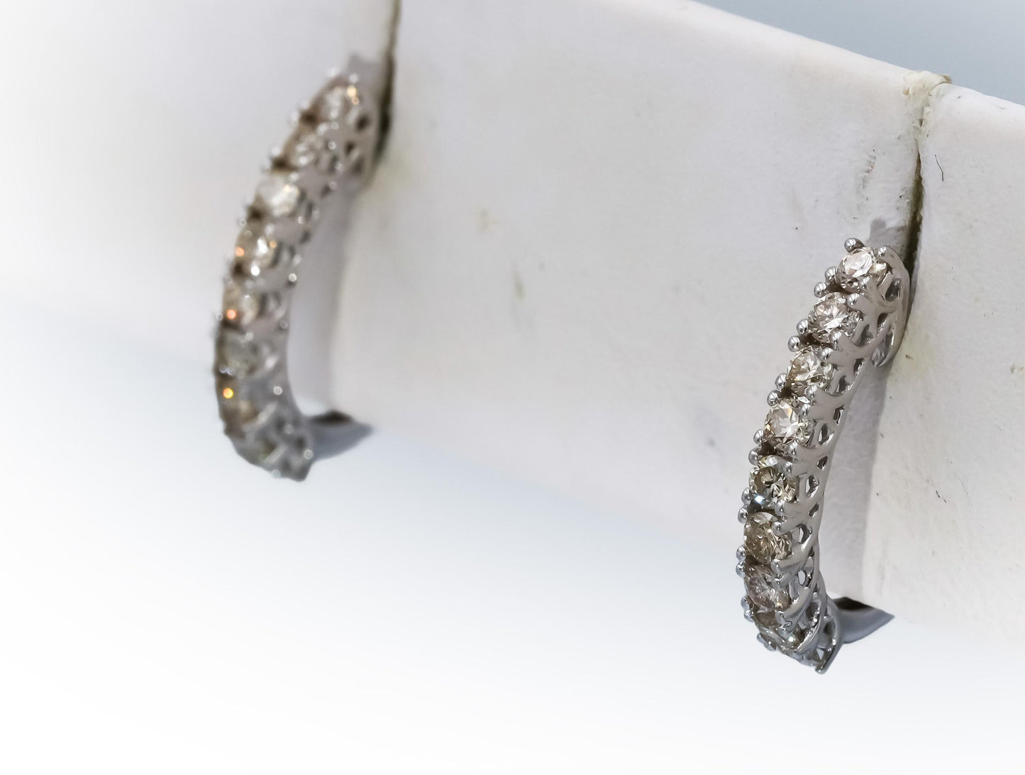18k White Gold VS Round Diamond Curved Stud Earrings 0.50CT