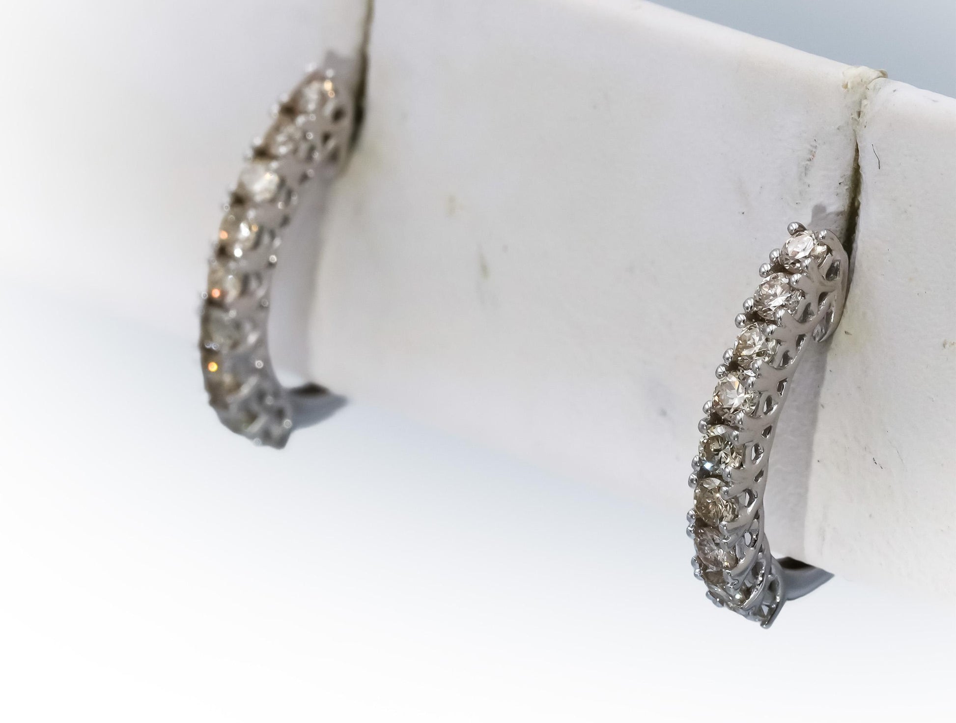 18k White Gold VS Round Diamond Curved Stud Earrings 0.50CT