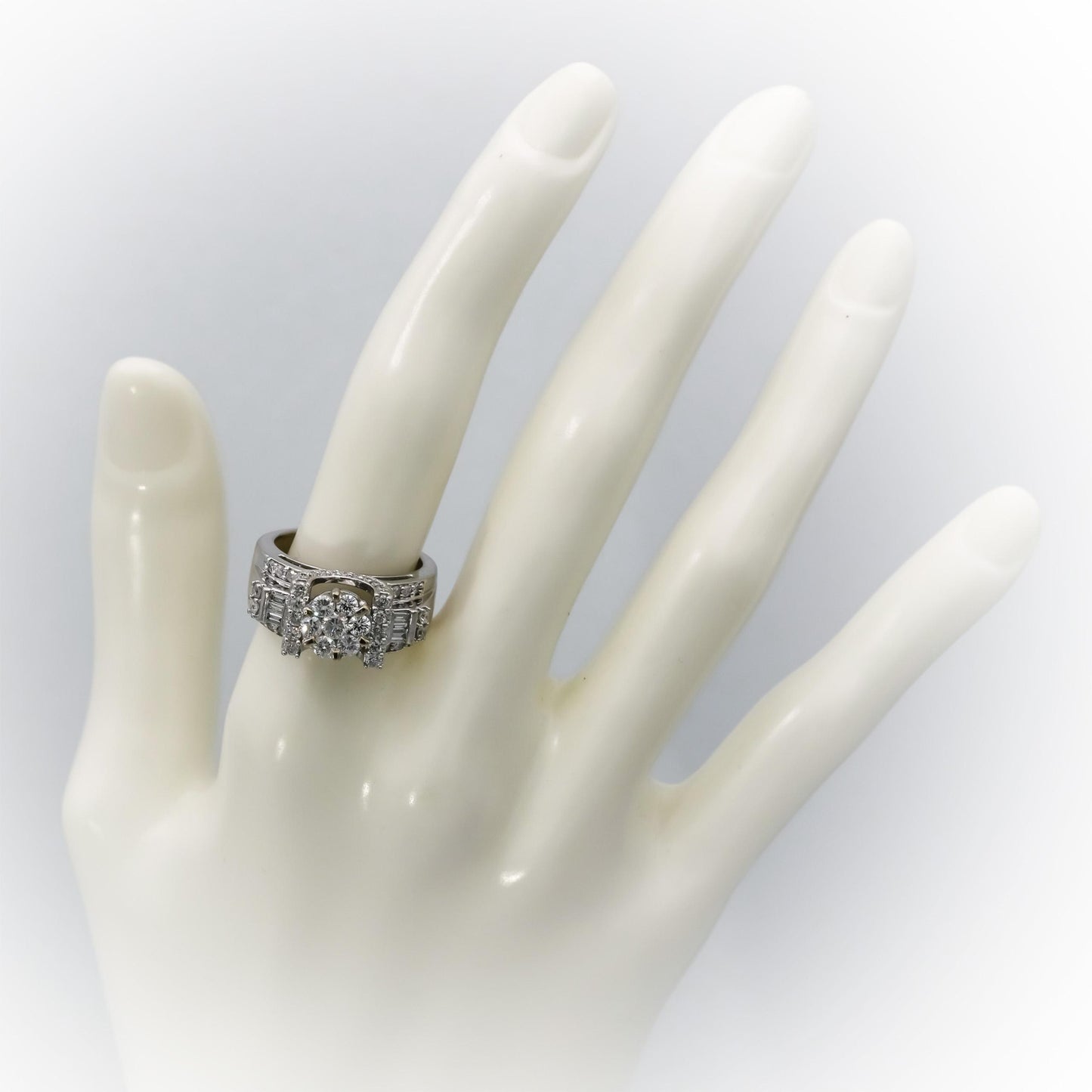 10k White Gold Round and Baguette Cut Diamond Cocktail Ring 1.0CT Size 7