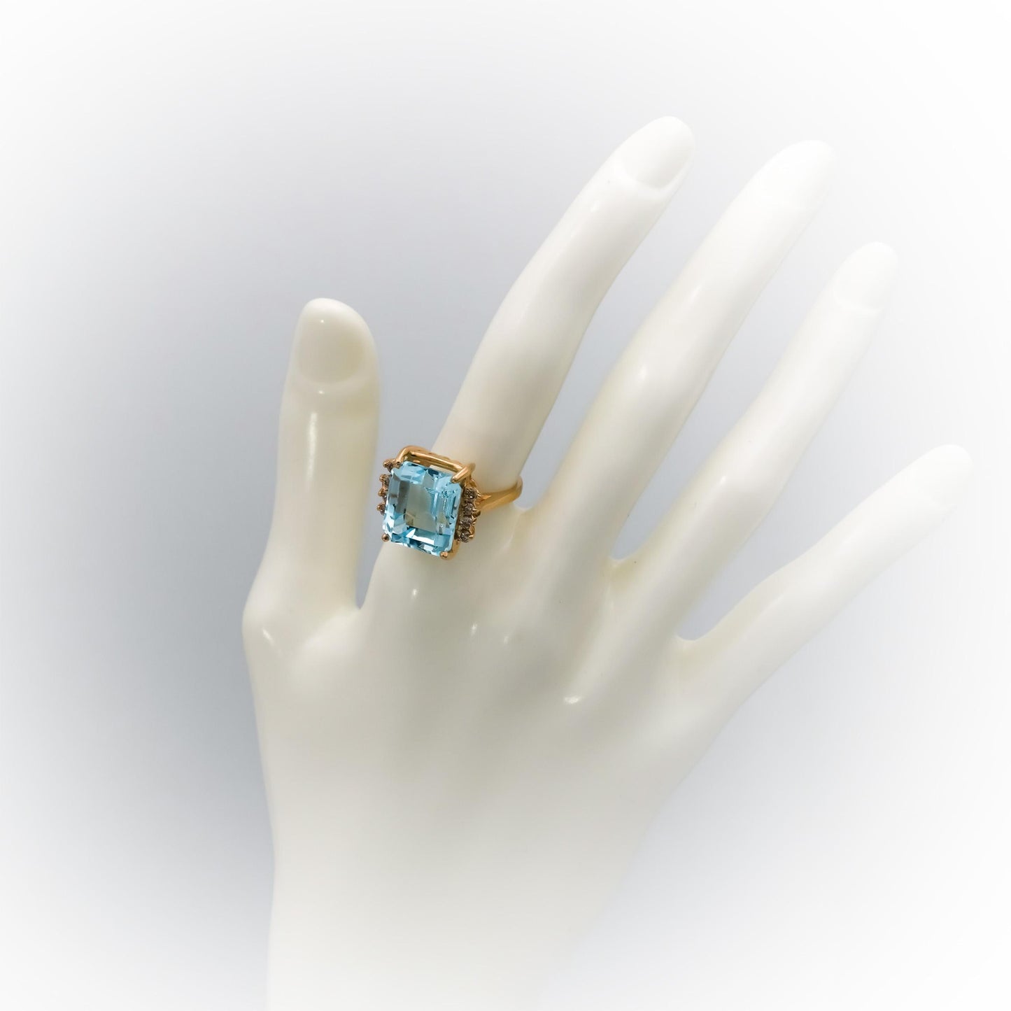 14k Yellow Gold Diamond and Blue Topaz Cocktail Ring 0.25CT Size 6.5