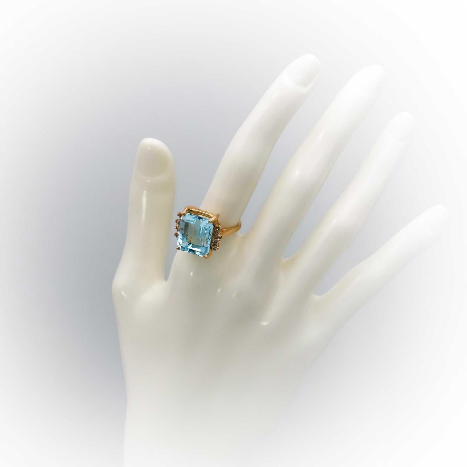 14k Yellow Gold Diamond and Blue Topaz Cocktail Ring 0.25CT Size 6.5
