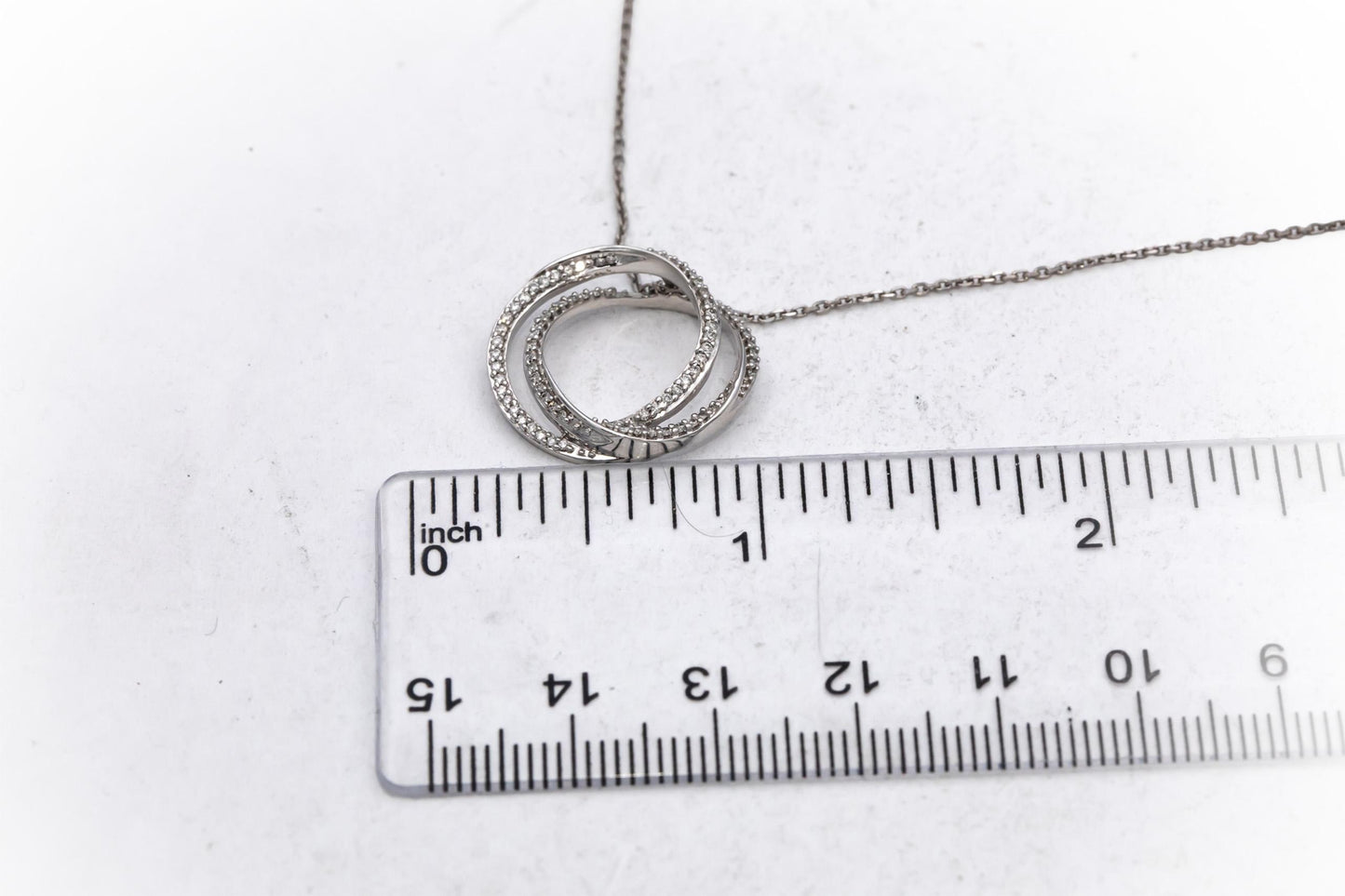 VERA WANG 10k White Gold Diamond Intertwining Circles Pendant Necklace .25CT