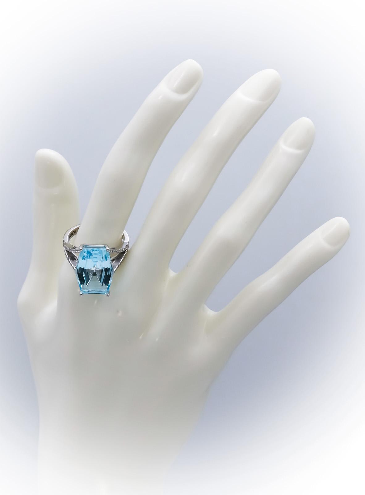 14k White Gold Blue Topaz and VS Diamond Cocktail Ring 8.25CTW Size 8.75