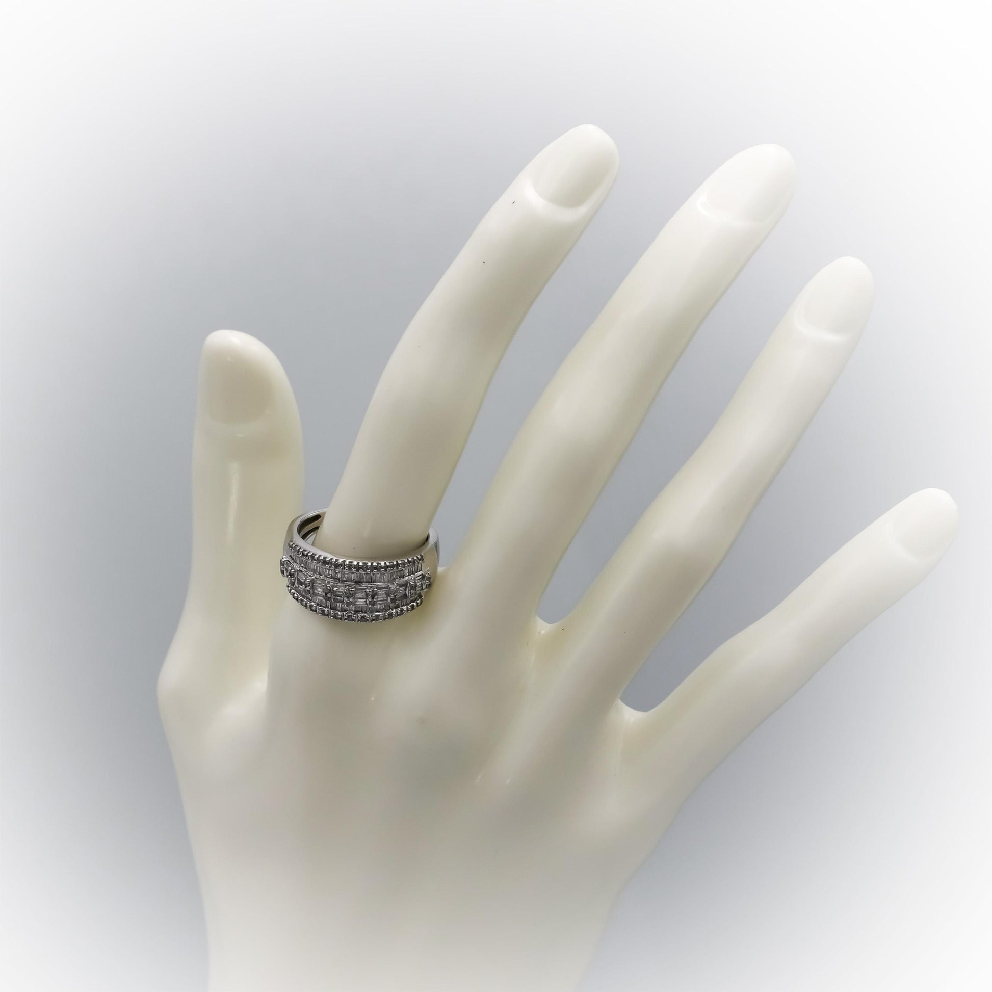 10k White Gold Round and Baguette Cut Diamond Cluster Band Ring 1.0CT Size 8.5