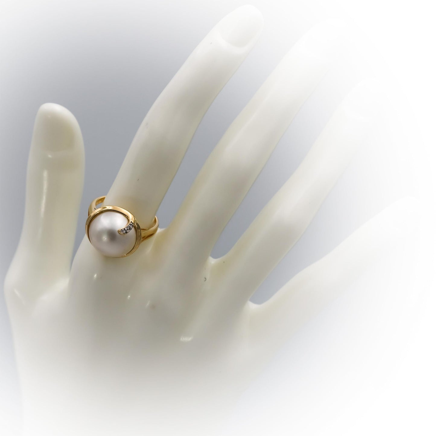 14k Yellow Gold 13.0mm Diameter Mabe Pearl Ring Size 7.5 w/ Diamond Accents