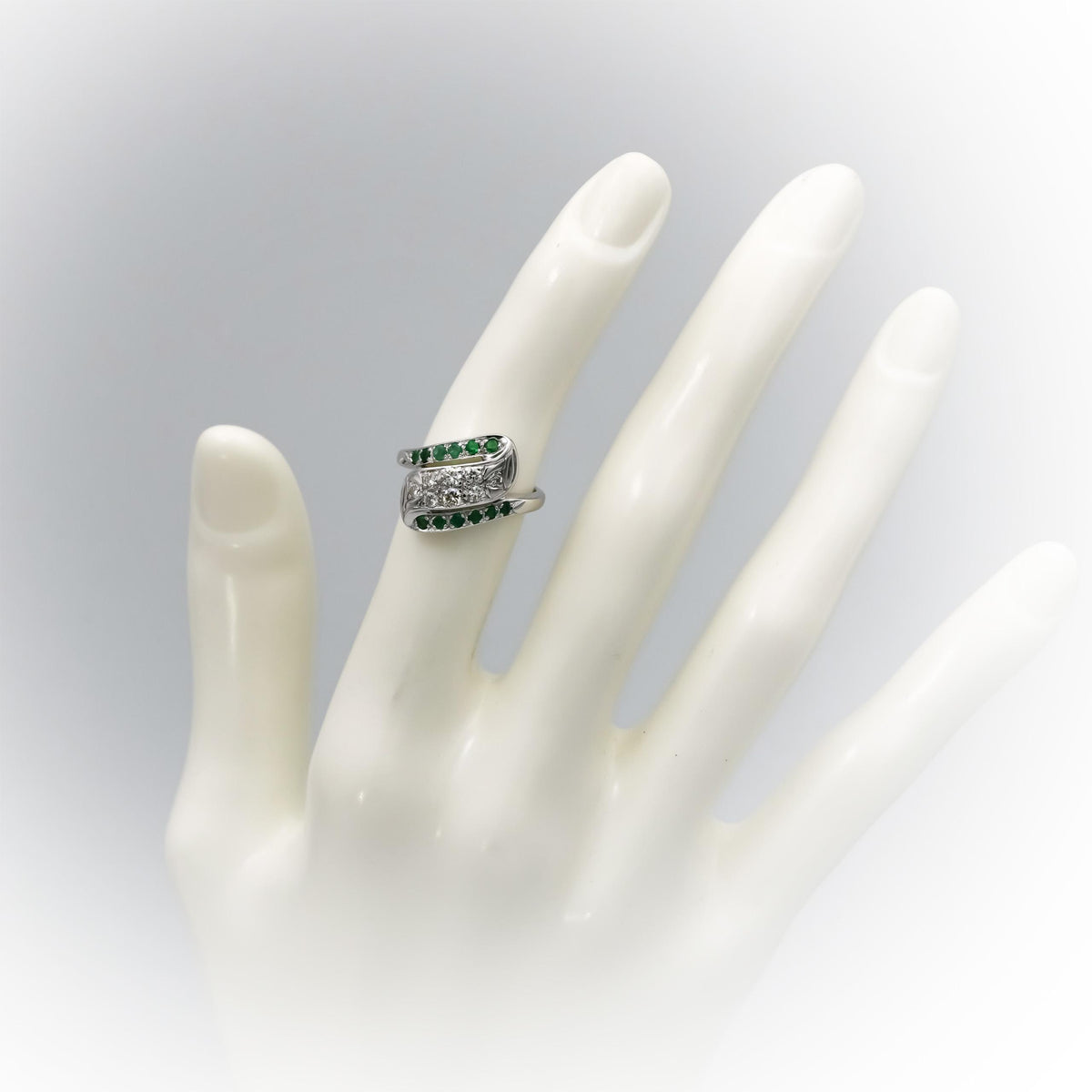 14k White Gold VS Round Diamond and Emerald Cocktail Ring 0.55CT Size 4.75