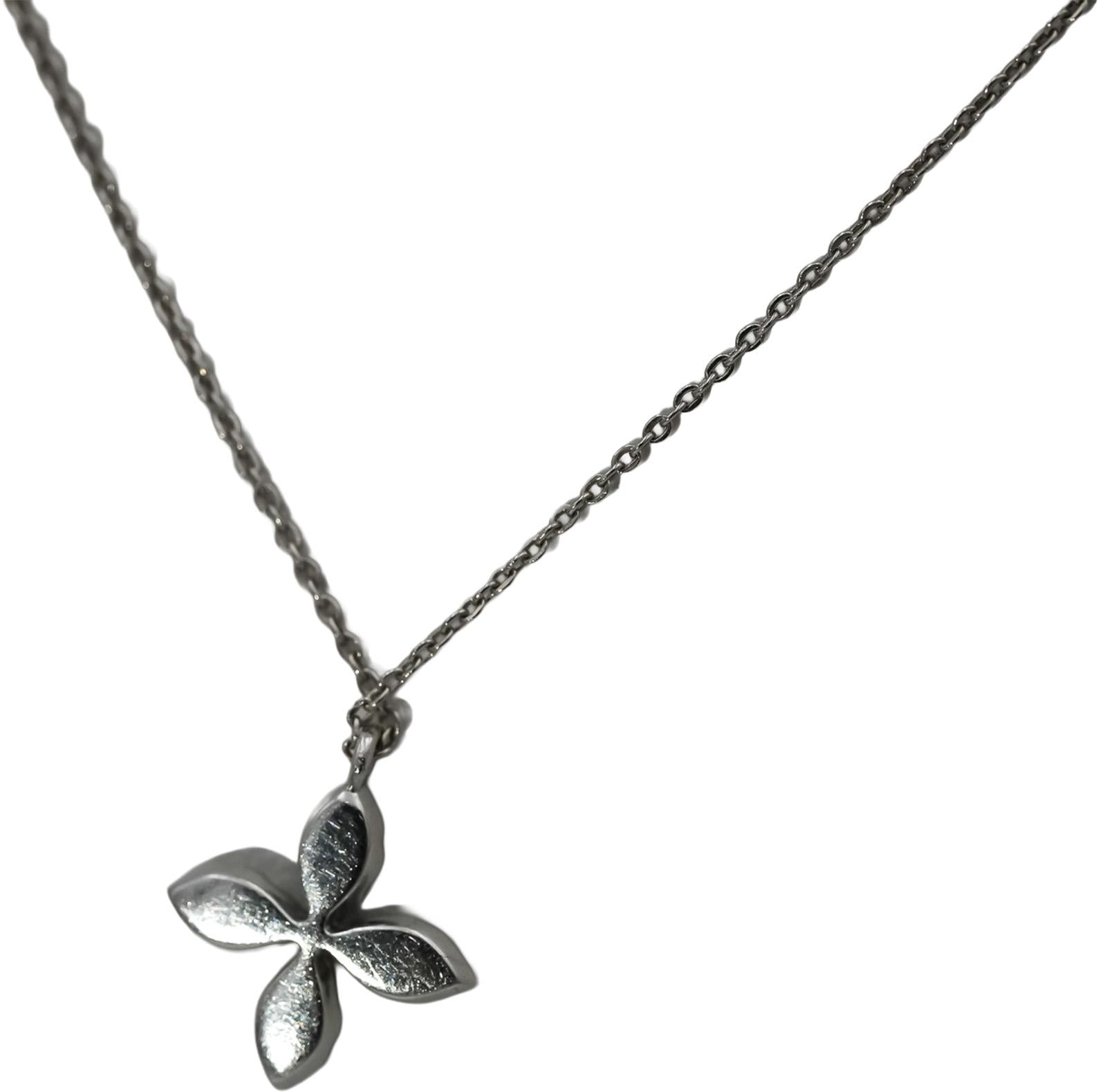 14k White Gold Round Diamond Flower Pendant Necklace 0.10CT