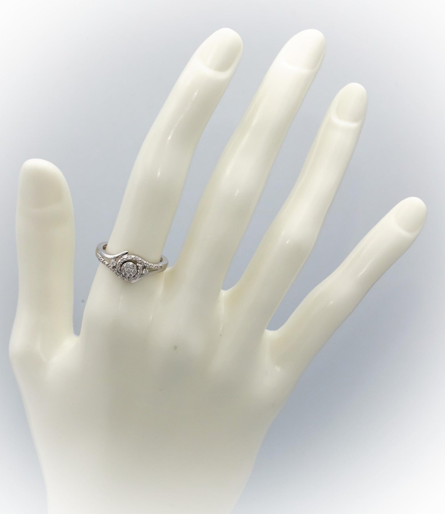 18k White Gold VS Round Diamond Cocktail Ring 0.18CT Size 6.25