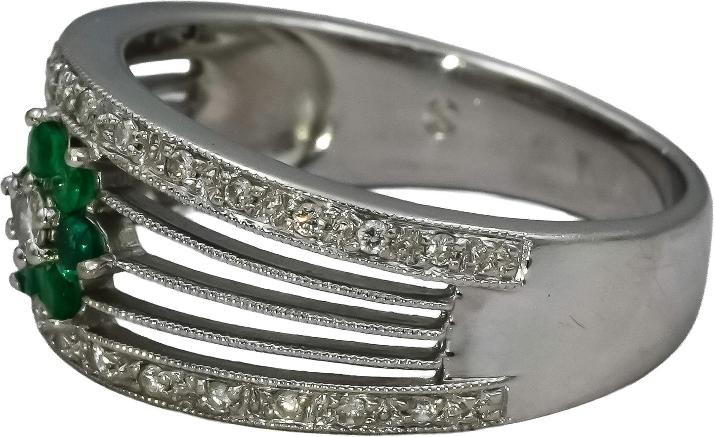 14k White Gold Round VS Diamond and Emerald Flower Band Ring 0.37CT Size 7.5