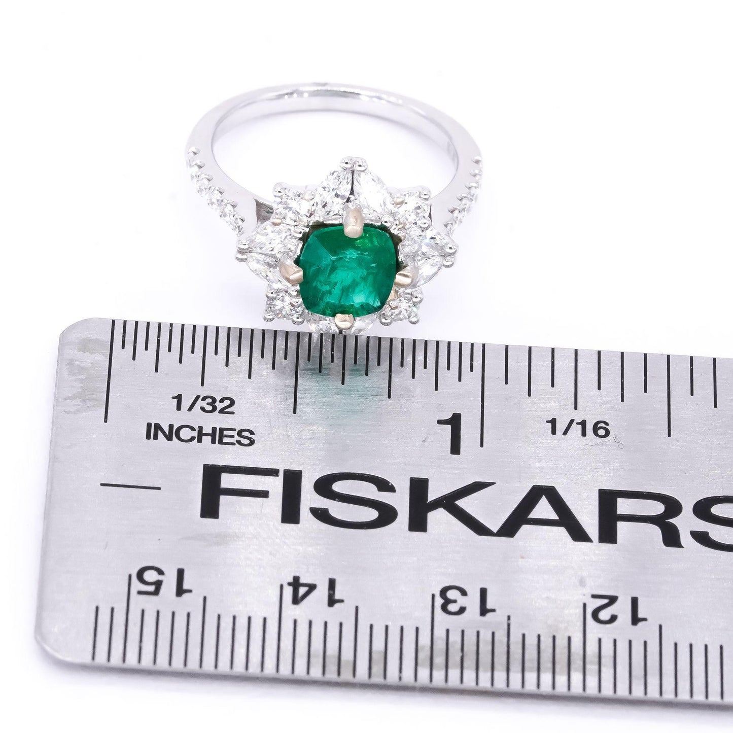 18k White Gold 2.28CT VS Diamond & Emerald Sunburst Ring size 6.75