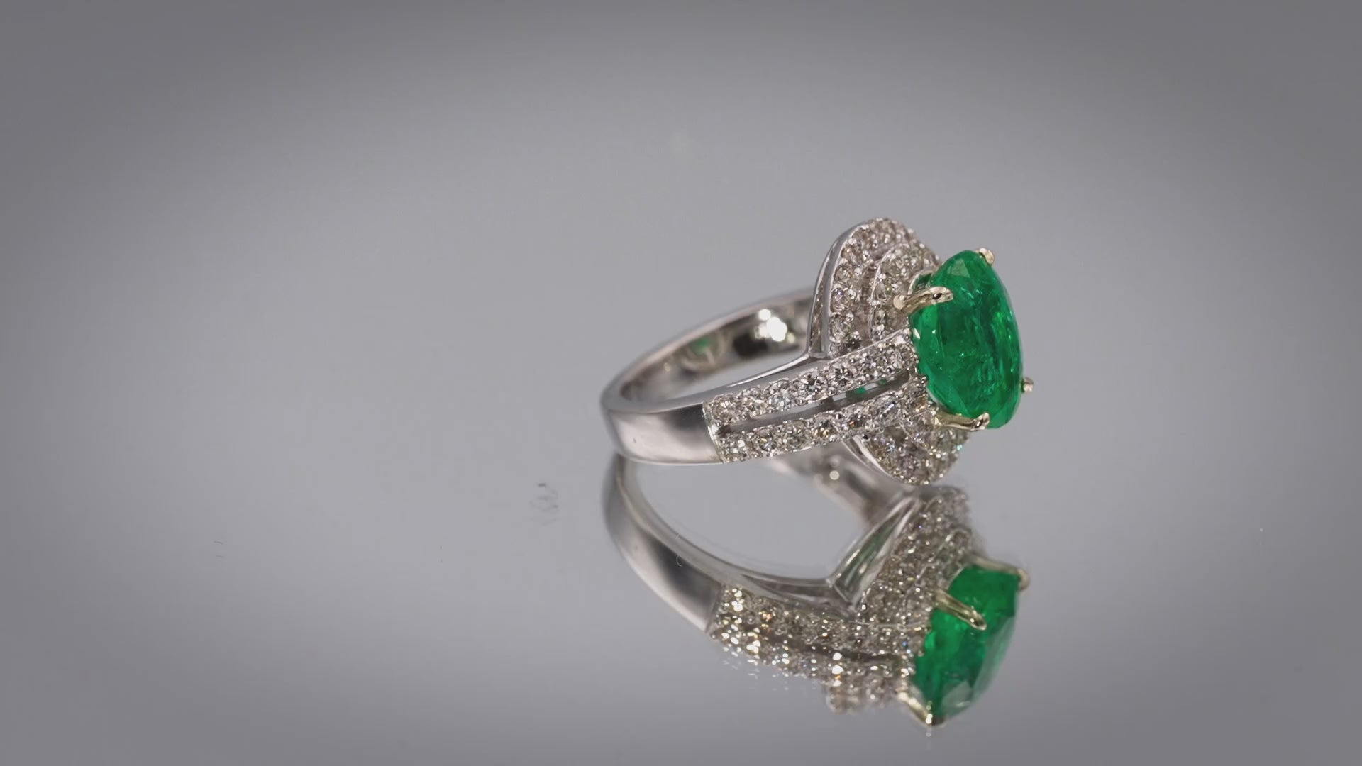 18k White Gold VS Diamond and Emerald Cluster Cocktail Ring 5.59CT Size 6.75